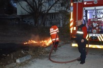 ANIZ YANGINI - Niksar'da Mahalle Arasındaki Anız Yangını Korkuttu