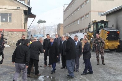 Vali Ahmet Çınar Belediyenin Sosyal Tesislerini Gezdi