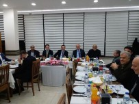 İSMAIL ÇATAKLı - Vali Çataklı Esnaflar Ve İş Adamlarıyla Bir Araya Geldi