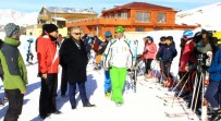 HAKKARİ VALİSİ - Vali Toprak Minik Kayakçıları Ziyaret Etti