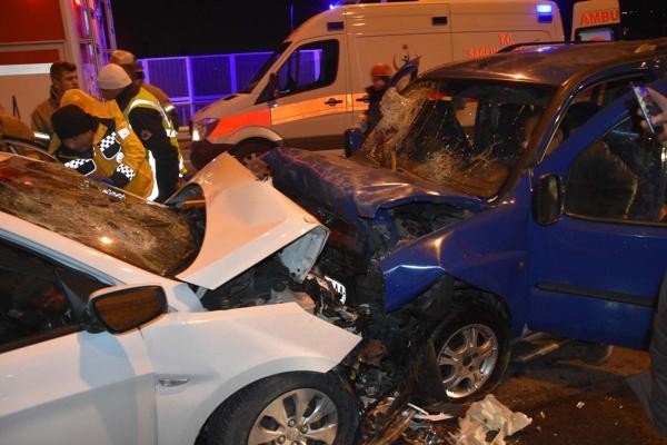 Ters şeride giren araç dehşet saçtı! Yaralılar var