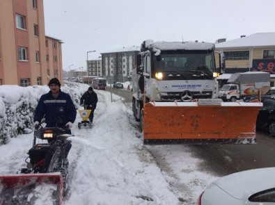 Adapazarı Belediyesi Kar Çalışmalarına Devam Ediyor