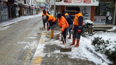 Akçakoca Belediyesinin Karla Mücadelesi Sürüyor