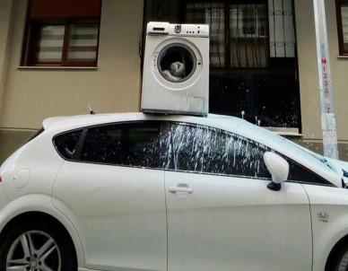 Apartmanın Önüne Park Edilen Aracın Üzerine Çamaşır Makinesi Attı