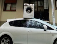 GÖRGÜ TANIĞI - Apartmanın Önüne Park Edilen Aracın Üzerine Çamaşır Makinesi Attı
