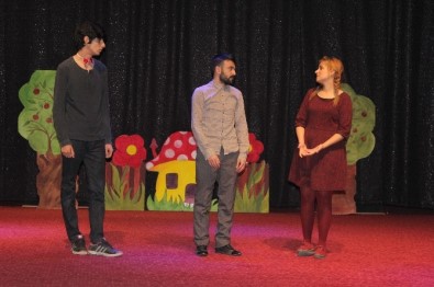 Elazığ'da 'Şarlo Mutlu' Tiyatro Oyunu Sahnelendi