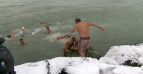 GRİP - İstanbul'da Buz Gibi Havada Denize Girdiler