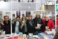 İzol, 5. Kitabı Olan 'Roza'yı Okurlarıyla Buluşturdu