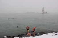 MANŞ DENIZI - Manş Denizi'ndeki Yarışlara Hazırlanan Yüzücüler Kar Altında Denize Girdi