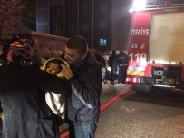 TÜP PATLADI - Apartmanda Çıkan Yangın Vatandaşları Sokağa Döktü