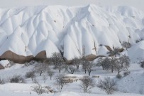 GÖREME - Peribacaları Beyaza Büründü