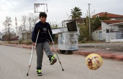 Suriye'de Bacağını Kaybeden 12 Yaşındaki Ali Futbolcu Olacak