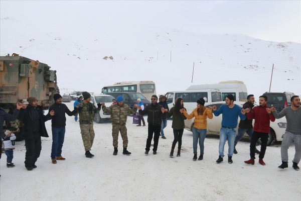 Hakkari'de vatandaş ve asker birlikte halay çekti