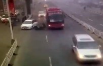 Açılan Kapı Kadını Otobüsün Altına İtti