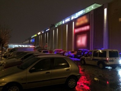 AVM'de Pankart Açan 3 Genç Gözaltına Alındı