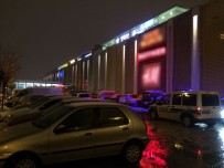 AVM'de Pankart Açan 3 Genç Gözaltına Alındı