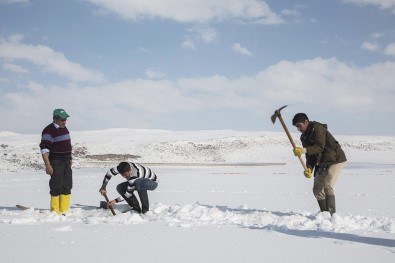 Buz Kaplı Gölde 'Eskimo' Usulü Balık Avı