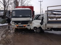 KULLAR - Buzlu Yolda Kaza Açıklaması 1 Yaralı