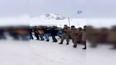 Hakkari'de vatandaş ve asker birlikte halay çekti
