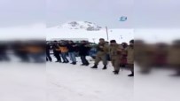 Hakkari'de vatandaş ve asker birlikte halay çekti