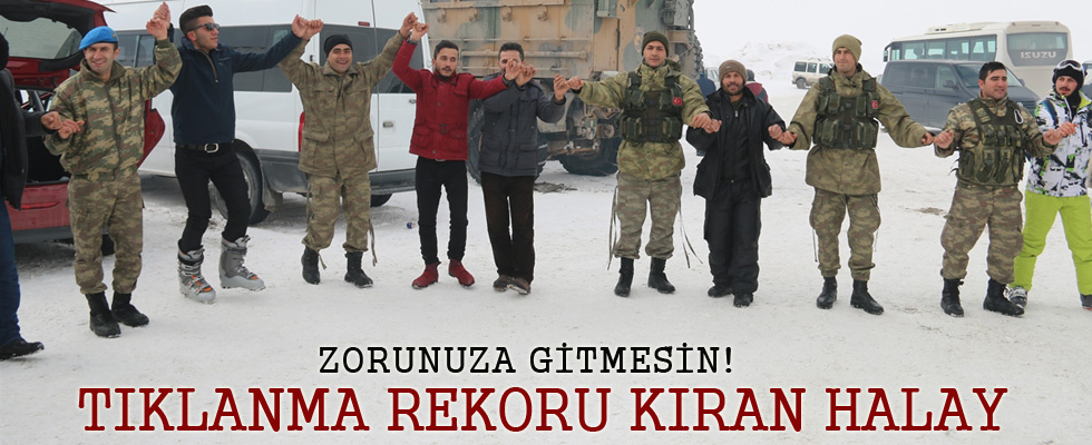 Hakkari'de vatandaş ve asker birlikte halay çekti