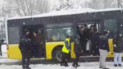 İETT Otobüsü Yolda Kaldı, Vatandaş Türlü Türlü Yöntem Denedi