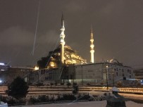 İstanbul'da Kar Yağışı Sürüyor
