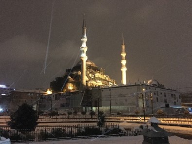 İstanbul'u Etkisi Altına Alan Kar Yağışı Sürüyor