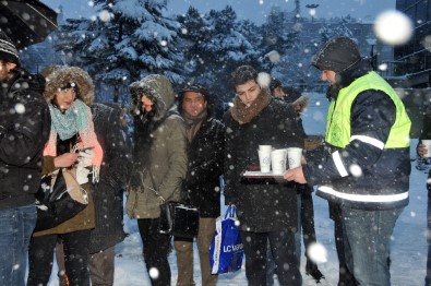 Karda İşe Giden İstanbullulara Sıcak Çorba Servisi
