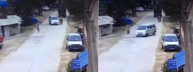 Minibüs Motosiklet Ve Bisikleti Teğet Geçti