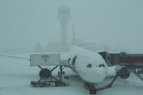 Sabiha Gökçen Havalimanı'nda Uçuşlara Kar Engeli