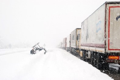 Tokat'ta Uluslararası Yol Kar Yağışı Nedeniyle Ulaşıma Kapandı