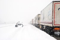 CEVDET CAN - Tokat'ta Uluslararası Yol Kar Yağışı Nedeniyle Ulaşıma Kapandı