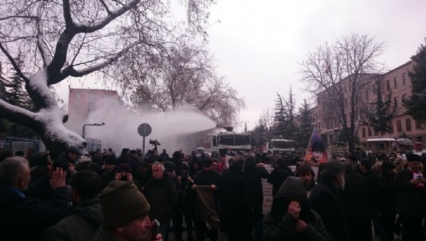 Meclis önünde 'Anayasa' arbedesi