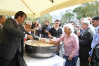 Başkan Dündar, Vatandaşa Aşure Dağıttı