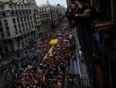 Katalonya referandumu gergin başladı!