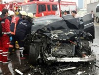 Kadıköy'de lüks otomobil yolcu otobüsüne çarptı