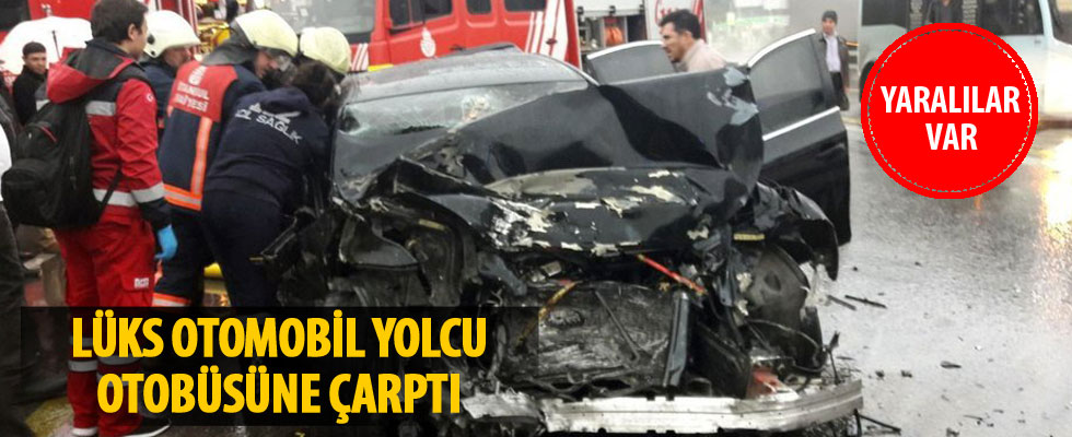 Kadıköy'de lüks otomobil yolcu otobüsüne çarptı