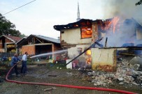 Kastamonu'da Çıkan Yangında İki Aile Evsiz Kaldı