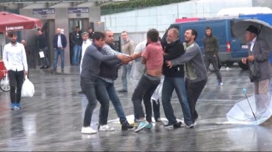 Taksim'de Şemsiye Satıcılarının Meydan Kavgası