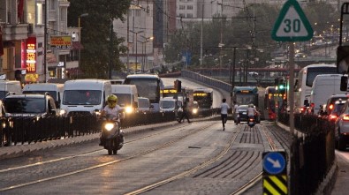 Tramvay Yolunu İşgal Eden Sürücüler Vatmanlara Zor Anlar Yaşatıyor