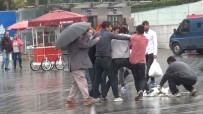 Taksim'de Şemsiye Satıcılarının Meydan Kavgası