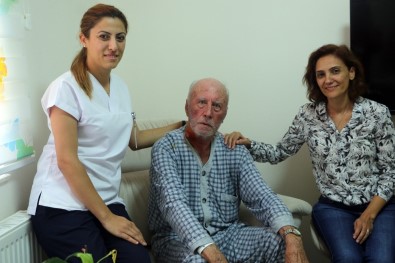 80'Lik Ahmet Amca Şarkılarıyla Hastalara Moral Veriyor
