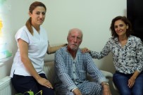 BAKIM MERKEZİ - 80'Lik Ahmet Amca Şarkılarıyla Hastalara Moral Veriyor