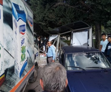 Ataşehir'de Kamyonet Otobüs Durağına Daldı Açıklaması 1 Öğrenci Yaralandı
