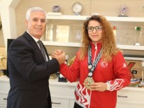 BİLEK GÜREŞİ - Başkan Bozbey Şampiyonla Bilek Güreşi Yaptı