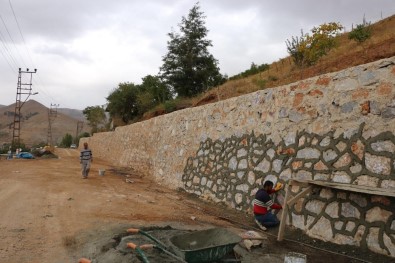 Bitlis'te İstinat Duvarı Çalışmaları Devam Ediyor