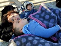 İNSAN KAÇAKÇILARI - Çeşme'de 54 Suriyeli Göçmen Yakalandı