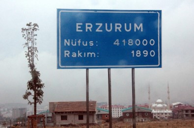 Erzurum'un Yüksek Kesimlerine Mevsimin Üçüncü Karı Yağdı