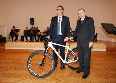 Cumhurbaşkanı Erdoğan'dan Sırp Mevkidaşına Özel Tasarım Bisiklet Hediyesi